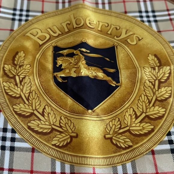 Authentic Burberry scar - Picture 2 of 9